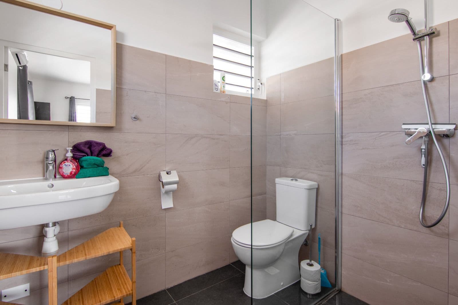Badkamer bij de master slaapkamer met inloopdouche