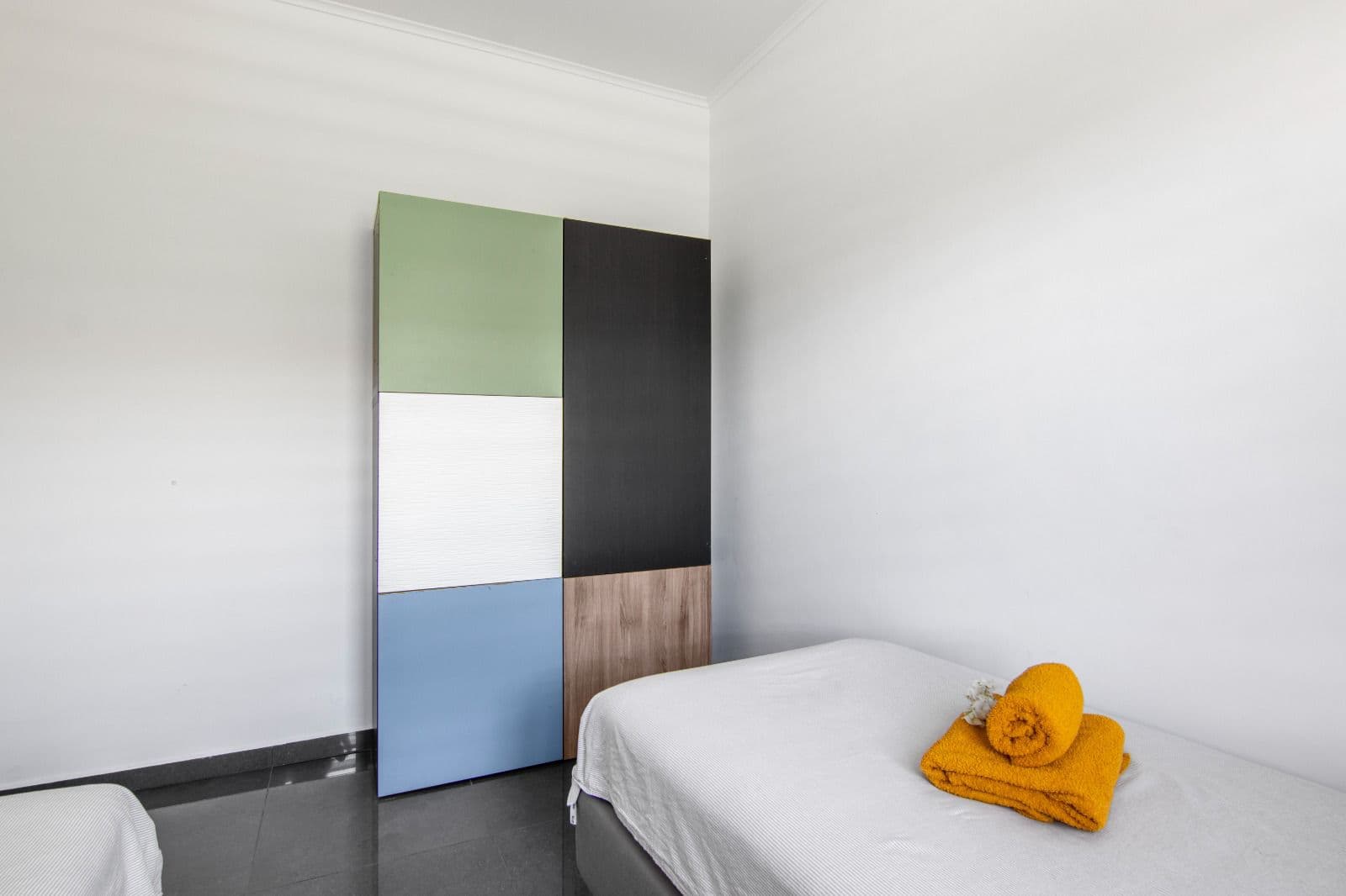 Slaapkamer met twee eenpersoonsbedden