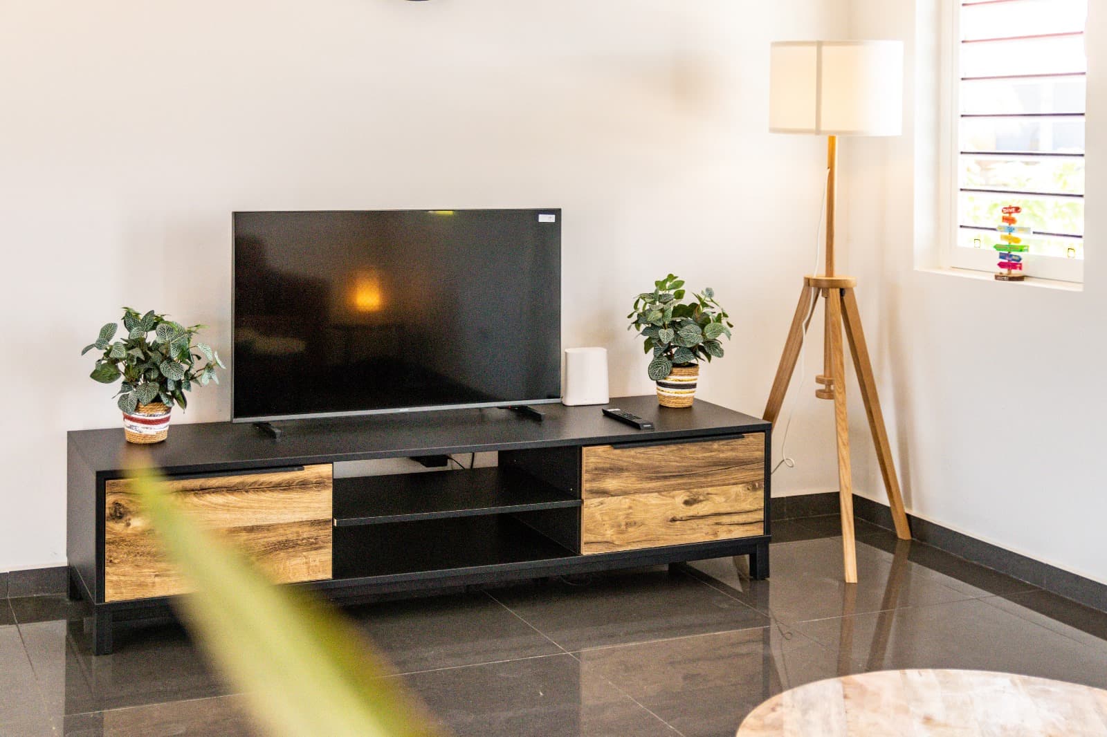 Smart TV op zwart-houten meubel in de woonkamer