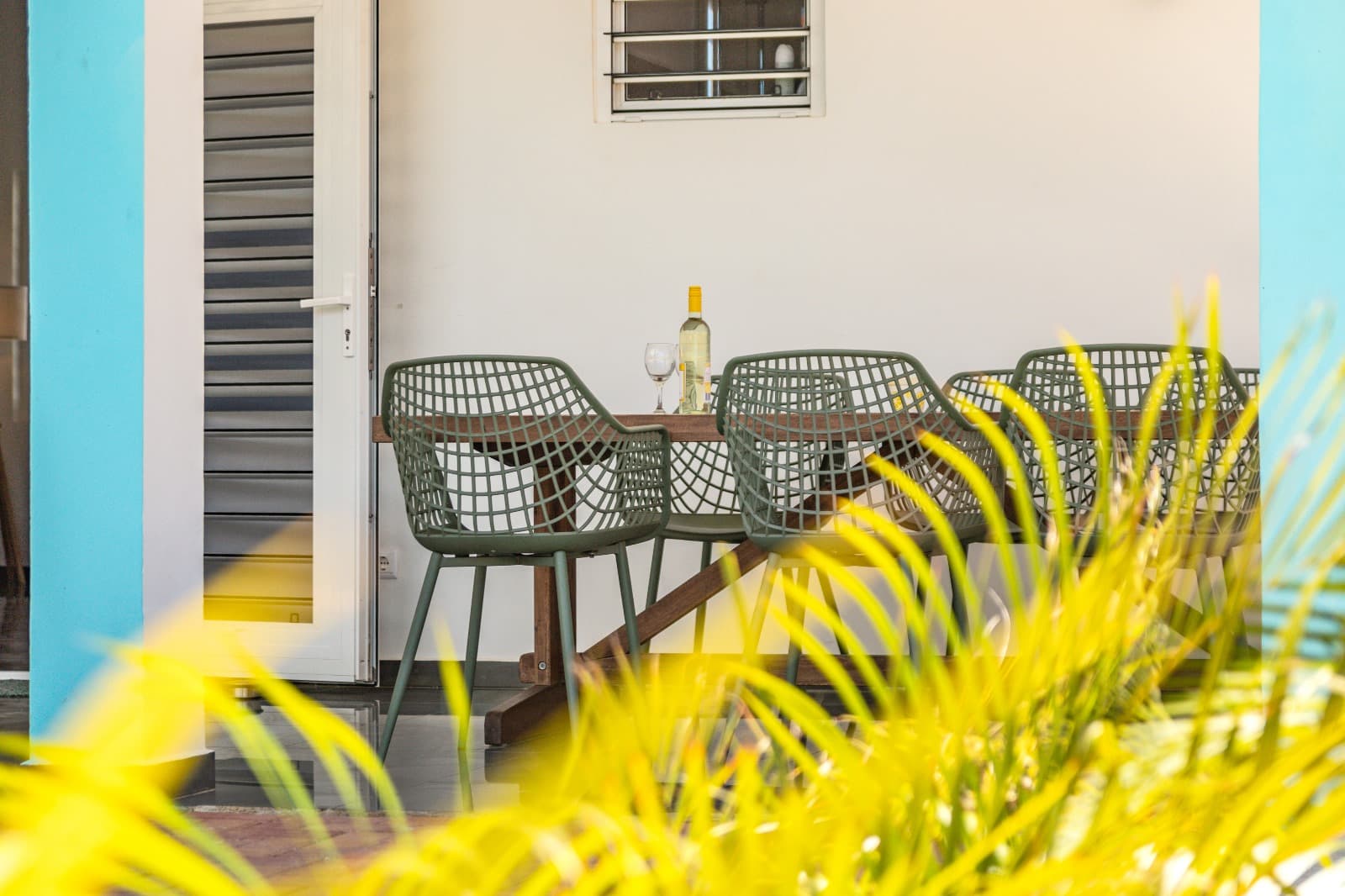Eettafel op de porch met design stoelen
