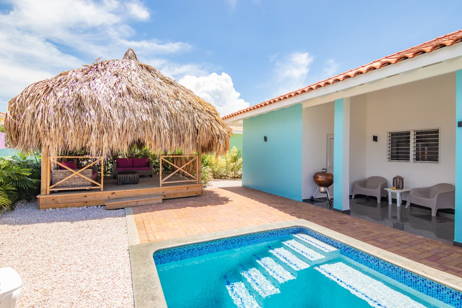 Palapa met loungeset en zwembad